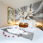 Romantique Jacuzzi Ou Balneo Privatif Et Jardin Au Temps Des Cerises Pensionat 4*
