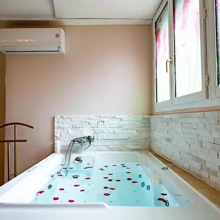 Gasthof Romantique Jacuzzi Ou Balneo Privatif Et Jardin Au Temps Des Cerises 4*
