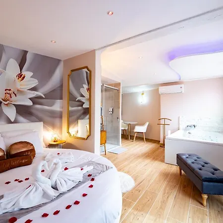 Romantique Jacuzzi Ou Balneo Privatif Et Jardin Au Temps Des Cerises Pensionat La Ciotat