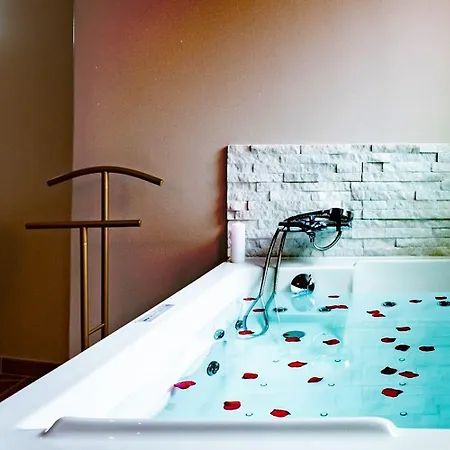 Affittacamere Romantique Jacuzzi Ou Balneo Privatif Et Jardin Au Temps Des Cerises 4*